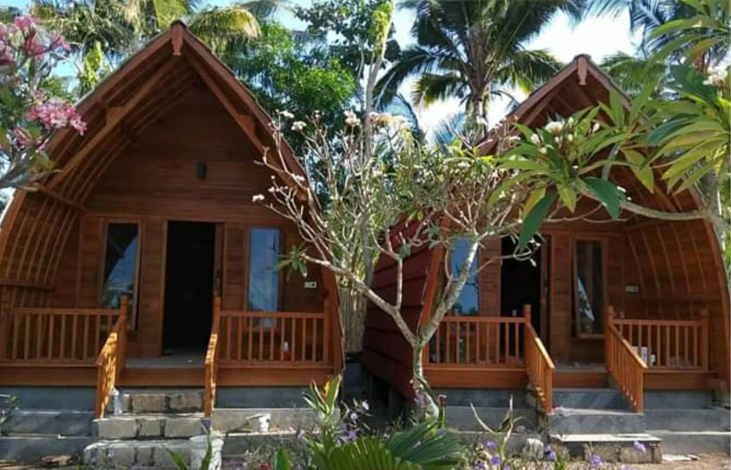 Temukan keindahan rumah kayu tradisional Bali yang sarat dengan budaya dan filosofi. Hubungi Sumber Manjing Persada untuk membangun rumah kayu impian Anda, WA 0821-4425-2066.