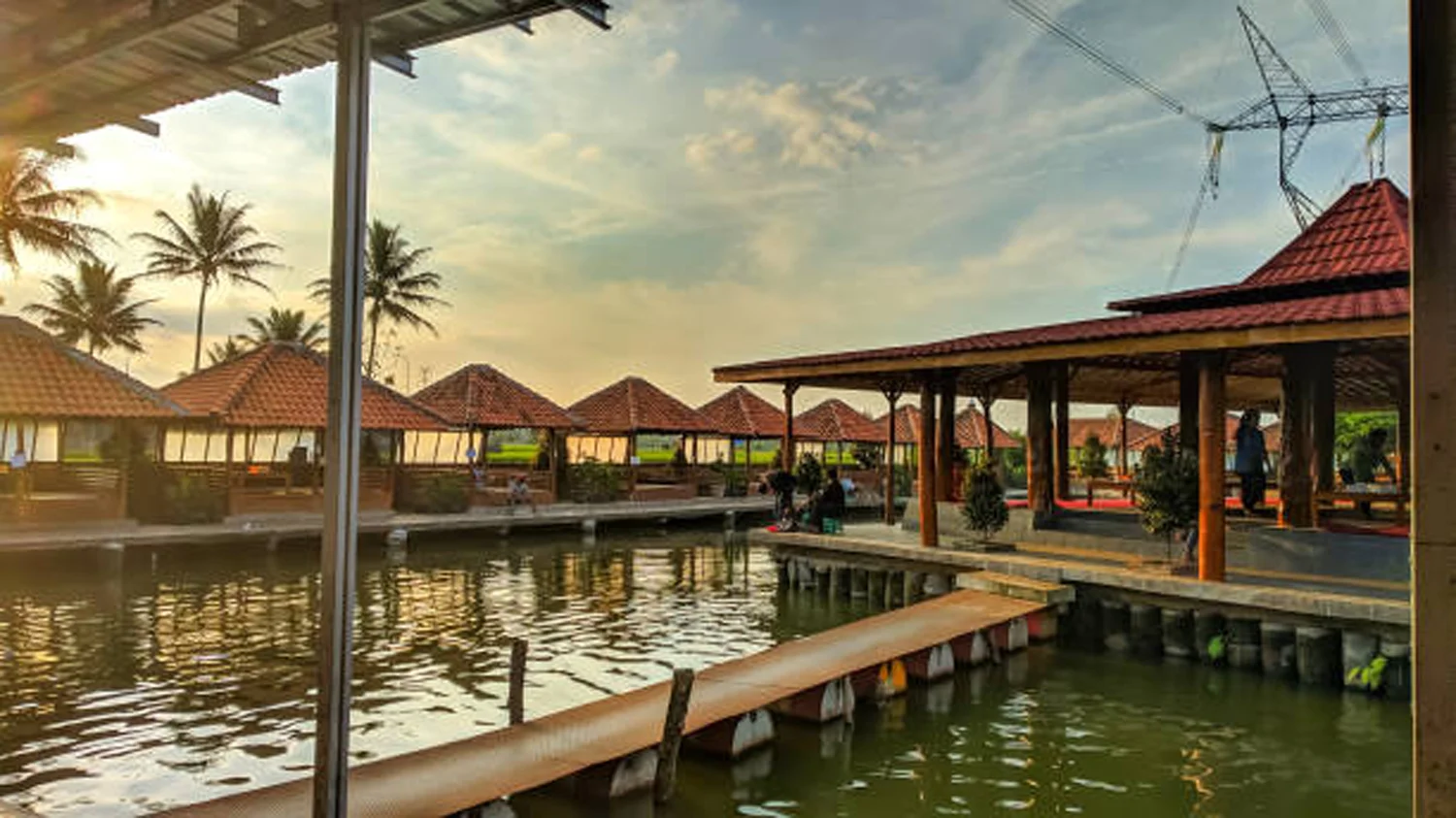 Pelajari proses pembuatan rumah kayu di Bali dari awal hingga jadi. Simak langkah-langkahnya bersama CV. Sumber Manjing Persada, ahli rumah kayu terpercaya.