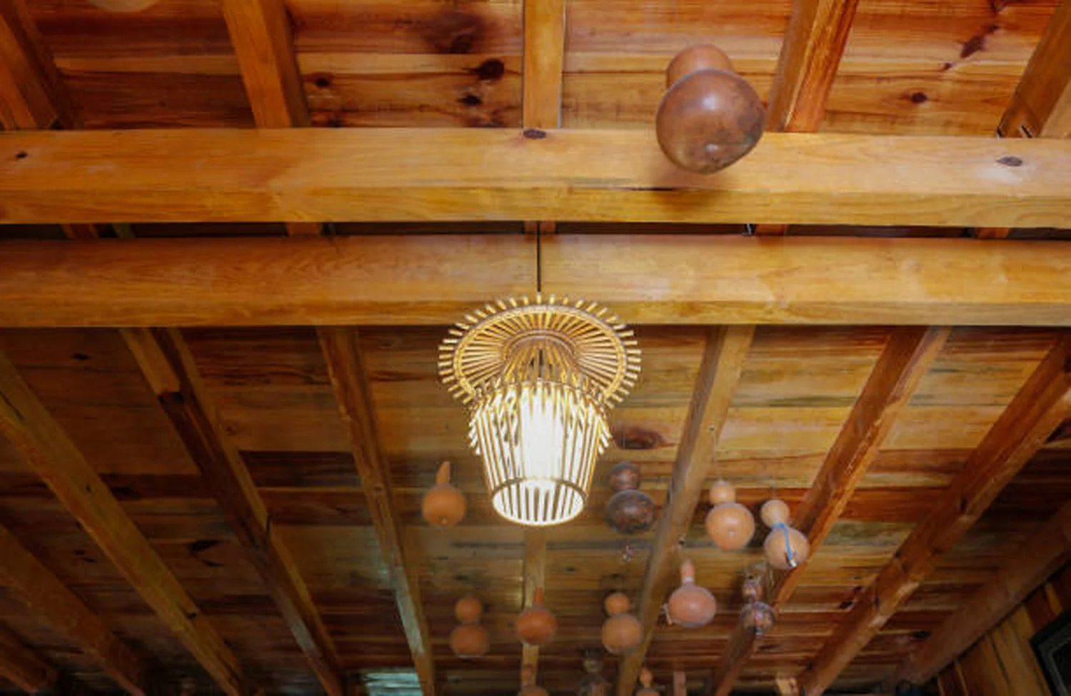 Ingin rumah yang aesthetic dan Instagramable? Rumah kayu aesthetic Bali adalah solusi ideal! Simak inspirasinya dan hubungi CV. Sumber Manjing Persada.