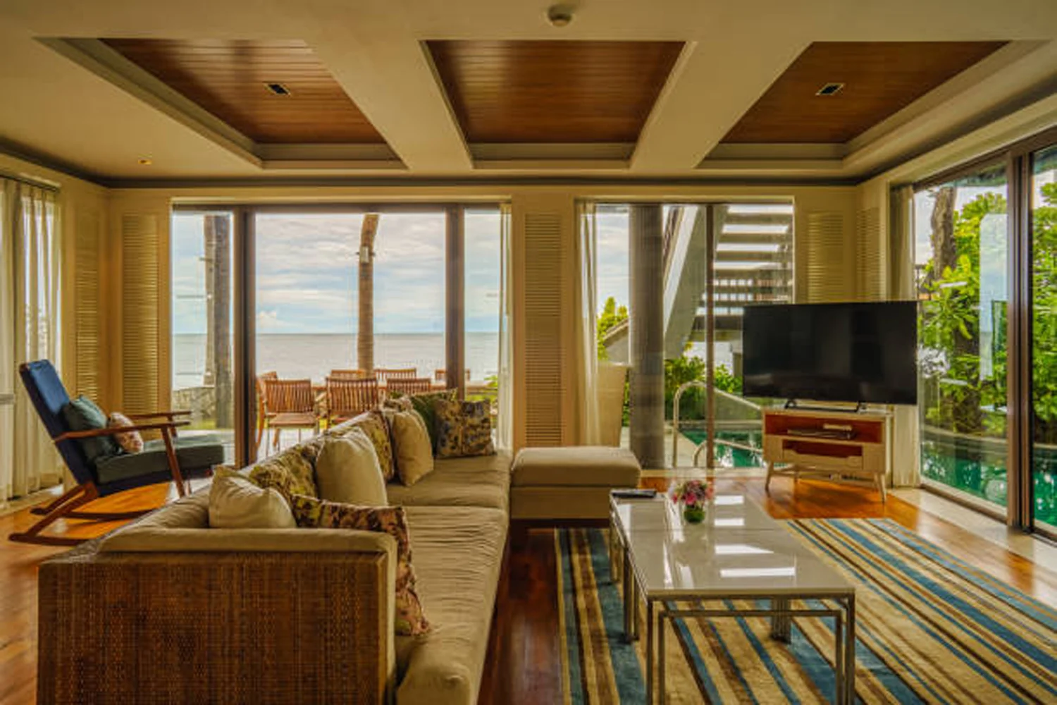 Rumah kayu handmade Bali hadirkan sentuhan seni dan keindahan dalam setiap detail. Bangun bersama CV. Sumber Manjing Persada untuk hasil terbaik.