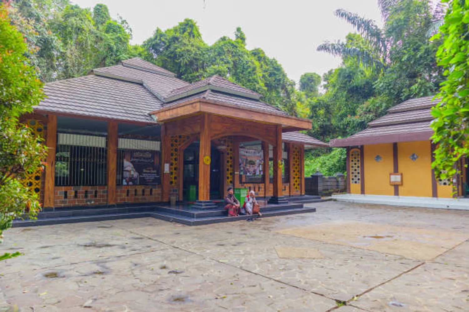 Temukan pilihan bahan rumah kayu Bali terbaik untuk konstruksi yang kuat, indah, dan tahan lama. Pelajari jenis kayu unggulan dan tips perawatannya.