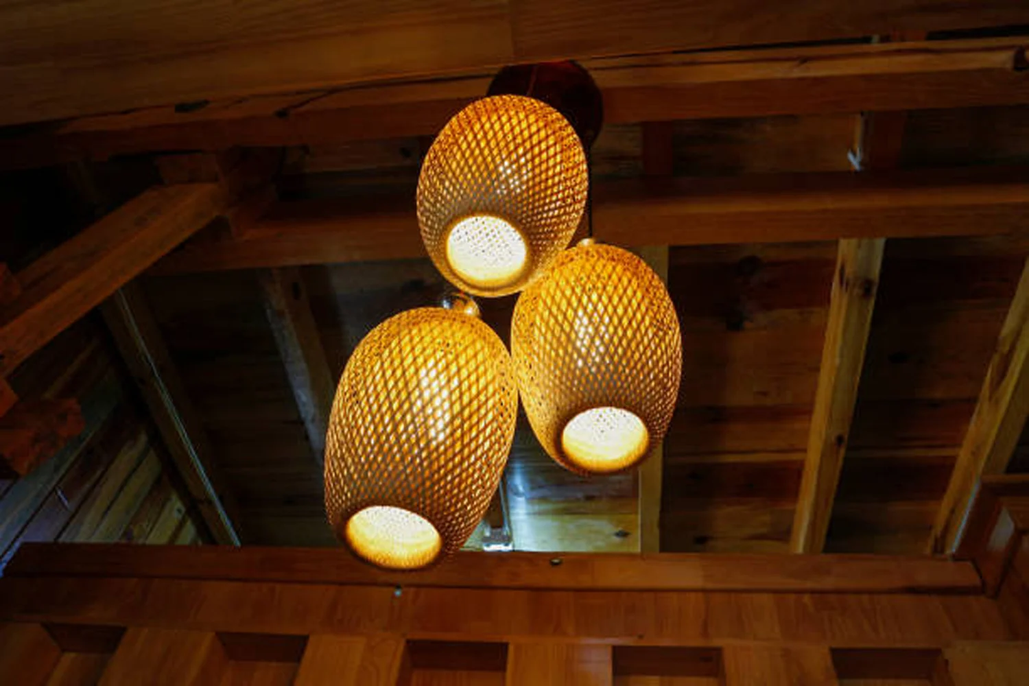 Ikuti perjalanan kami di workshop rumah kayu Bali, dari pemilihan bahan hingga finishing yang sempurna. Temukan keunikan arsitektur kayu Bali dan layanan CV. Sumber Manjing Persada.